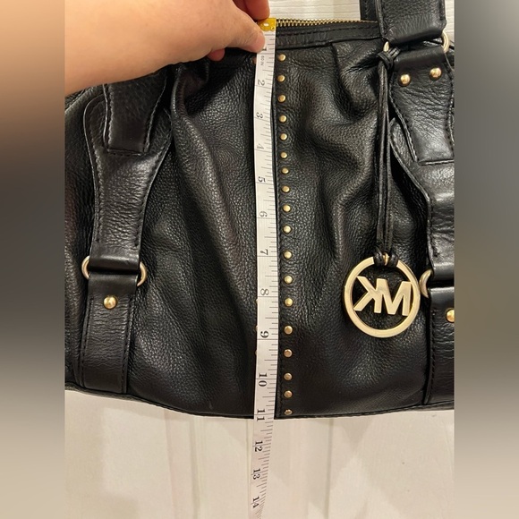 MICHAEL KORS ASTOR SHOULDER HOBO SATCHEL TOTE HANDBAG BLACK LEATHER
BUCKLES STUD - Picture 16 of 17